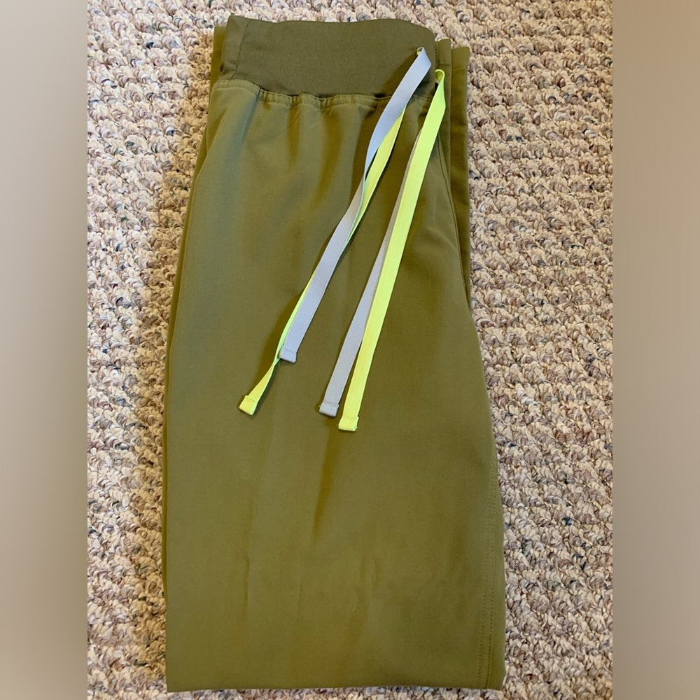 Figs scrubs set martini olive
